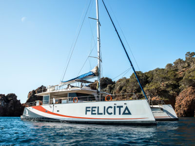 Katamaran-Kreuzfahrt zu den Lérins-Inseln ab Saint-Raphaël mit Mittagessen