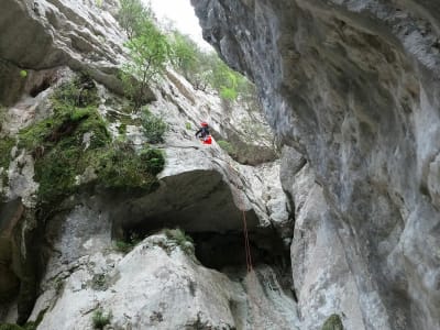 Canyoning sec à Supramonte près de Nuoro, Sardaigne