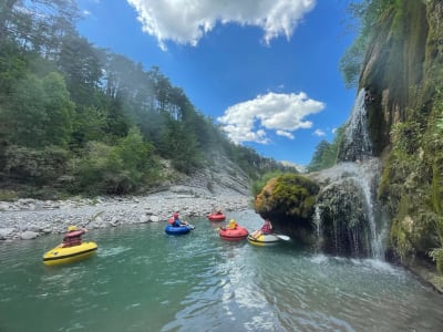 Tubing en las gargantas de Fontgaillarde, en el alto Verdon