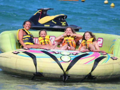 Schlauchbootfahren am Strand von Ammoudara bei Heraklion