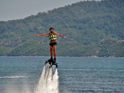 Sesión de Flyboard en la playa de Perivolos, Santorini