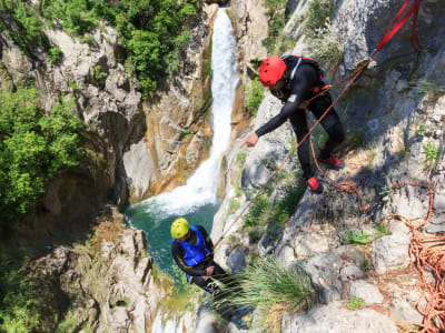 Canyoning extrême dans la rivière Cetina près de Split