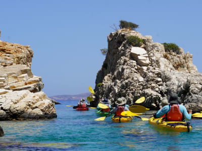 Excursión en kayak de mar a la cueva de Rina desde la playa de Kalantos en Naxos