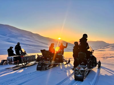 Excursión crepuscular en moto de nieve por Nordenskiöldland desde Longyearbyen en Svalbard