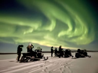 Nordlicht-Schneemobilausflug außerhalb Kirunas