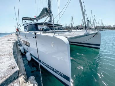 Croisière en catamaran de luxe au départ de Portimao, le long de la côte de l'Algarve