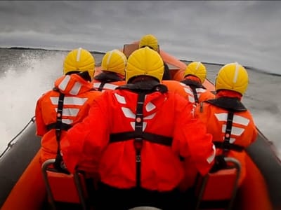 Expérience en bateau pneumatique privé en mer à Helsinki