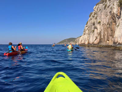 Excursiones guiadas en kayak de mar desde la playa de Bonj en Hvar