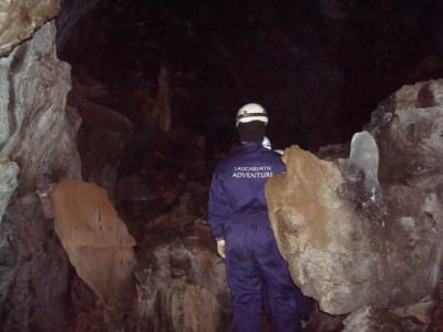 Excursión de espeleología en la cueva de Gjábakkahellir en el Círculo Dorado