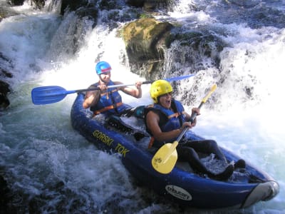 Kajak- und Kanufahren auf dem Fluss Kupa in der Nähe des Risnjak-Nationalparks