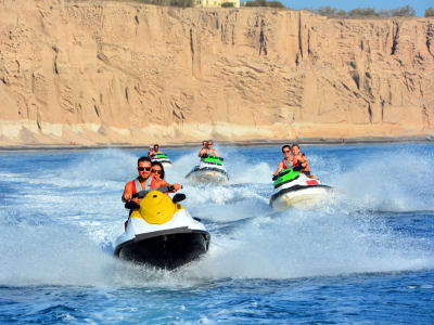 Jet-Ski-Verleih am Strand von Perivolos, Santorin