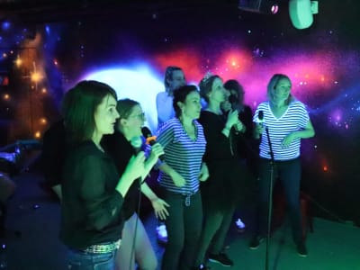 Sesión de karaoke en Arcueil, cerca de París