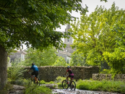 Alquiler de bicicletas eléctricas de montaña cerca de Ruoms, Ardèche