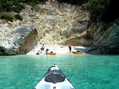 Excursion en kayak de mer à la grotte de Papanikolis depuis Mikros Gialos à Leucade