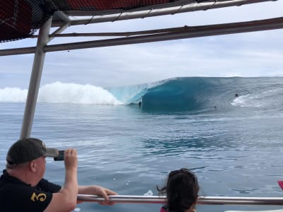 Bootsbeobachtung des internationalen Surfwettbewerbs in Teahupoo, Tahiti