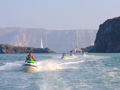 Geführte Jet-Ski-Safari zum Leuchtturm von Santorin vom Strand von Perivolos