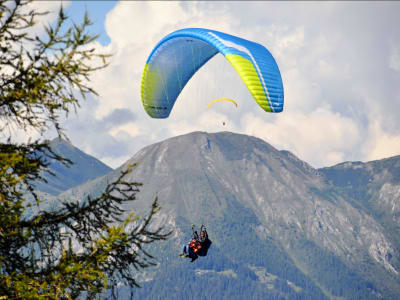 Vuelo en parapente biplaza sobre Neustift, en el valle de Stubai, cerca de Innsbruck