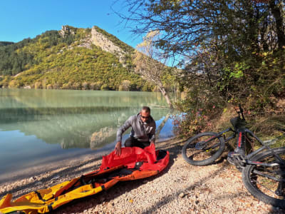 Floßfahrt auf dem Lac de Castillon mit einer Fahrt mit dem Elektrofahrrad auf dem Rundkurs des Lacs du Verdon