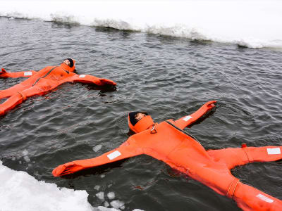 Überlebensanzug schwimmt in Helsinki