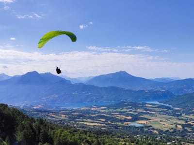 Erstes Gleitschirmflug-Erlebnis über dem Serre-Ponçon-See