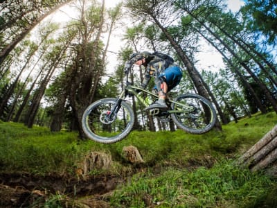 Entrenamiento de freeride y descenso en bicicleta de montaña cerca de Lienz