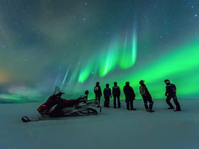 Excursión en moto de nieve para ver la aurora boreal en Rovaniemi