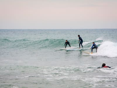 Leçon de surf sur la plage de Sao Pedro près de Lisbonne