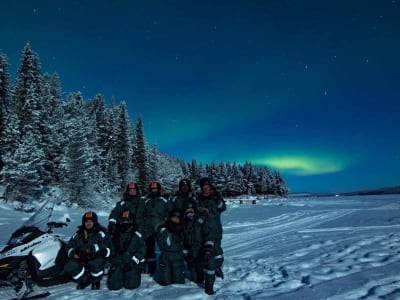 Excursión en moto de nieve y aurora boreal con cena en Kiruna