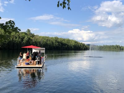 Ponton-Bootsfahrt auf dem Morency-See in Saint-Hippolyte, in der Nähe von Montreal