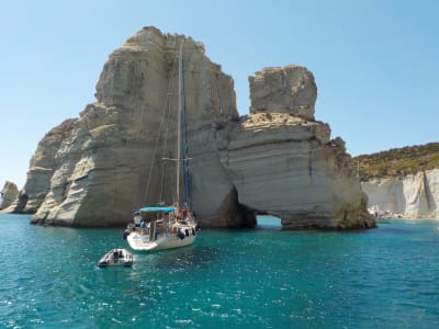 Excursión privada en velero de un día con salida desde Milos