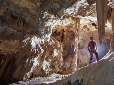 Initiation à la spéléologie dans la grotte de la Salamandre près de Uzès, Gard