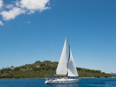 Excursión de un día en barco con vela y snorkel en Lefkada