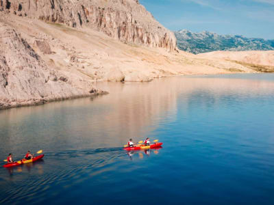 Excursion guidée en kayak de mer dans la baie de Pag près de Novalja