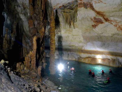 Excursion en spéléologie à la Cova des Coloms en bateau, depuis Porto Cristo