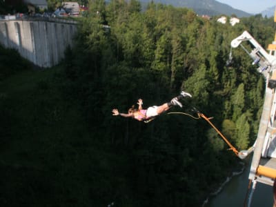 Saut à l'élastique depuis le barrage de Klaus (50m.) en Autriche