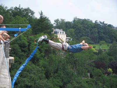 Bungee-Jumping vom Viaduc de l'Isle Jourdain (47 Meter), bei Poitiers