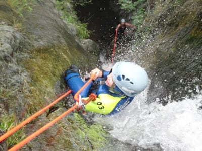 Canyoning hivernal en eau chaude dans les Pyrénées Catalanes