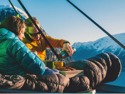 Klippenpicknick in einem Hängezelt bei Trolltunga in Hardanger