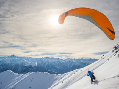 Tandem-Gleitschirmflug mit Blick auf den Mont Blanc in Chamonix