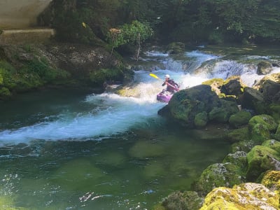 Aufblasbare Kajakfahrt auf der Loue-Schlucht bei Ornans in der Nähe von Besançon