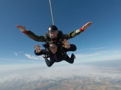 Tandem-Fallschirmsprung aus 4000m Höhe in Peronne, in der Nähe von Paris