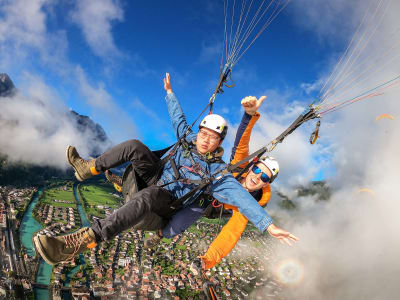 Tandem-Gleitschirmflug über Interlaken, Schweiz