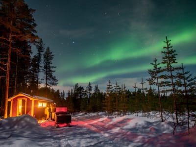 Cena a la Luz de las Velas en el Refugio Aurora, cerca de Luleå