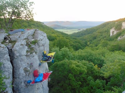 Escalada y noche en una pared en los acantilados de Borgoña