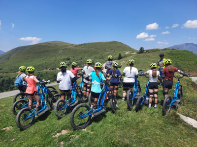 Abfahrt mit dem Roller in Saint-Lary Soulan