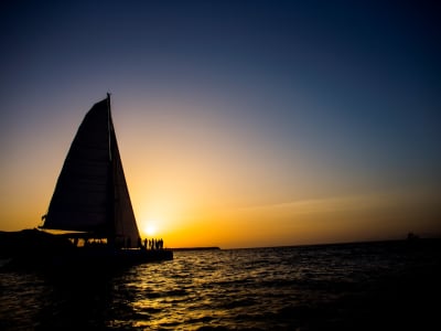 Crucero semiprivado en velero al atardecer en Santorini desde el puerto de Vlychada