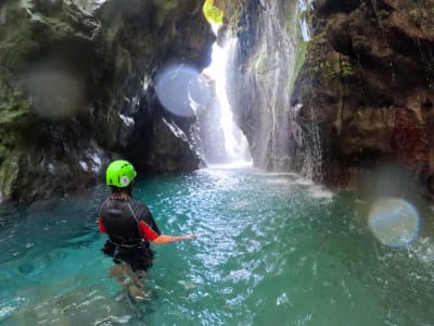 Senderismo fluvial en la cascada del desfiladero de Kourtaliotiko, cerca de Plakias