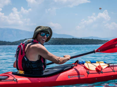 Excursion familiale en kayak de mer à Meganisi, près de Leucade