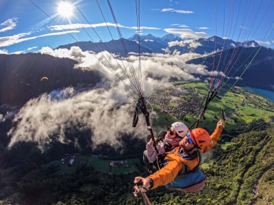 Tandem-Gleitschirmflug über Interlaken, Schweiz