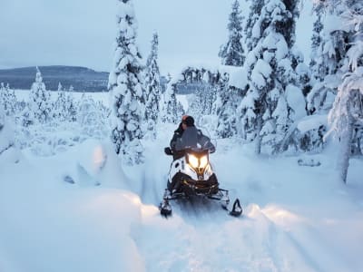 Excursión en moto de nieve al ICEHOTEL desde Kiruna